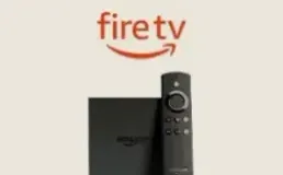 Clé Amazon Fire TV Stick posée à côté de sa télécommande